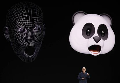 Animojis. Son los emojis de siempre, pero se animan con las expresiones faciales. Apple ha logrado trasladar una tecnología necesaria en una función que muchos amarán. De momento será exclusivo para iMessage.
