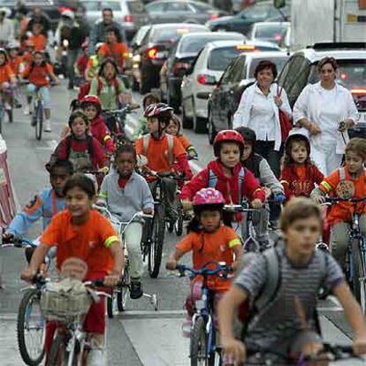 Algunos de los escolares que participaron ayer en la iniciativa de Pedalibre.