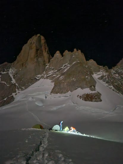 Tiendas de la Comisión de auxilio a los pies del Fitz Roy.