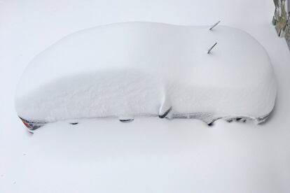 Un coche cubierto de nieve en la ciudad de Washington (EE UU). 