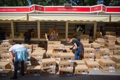 El viernes 26 de mayo a las 11.00 arranca la 76ª edición de la Feria del Libro de Madrid en el parque de El Retiro. Durará 17 días, hasta el domingo 11 de junio. Ayer, algunos de los 488 expositores preparaban las 367 casetas con las que contará este año la feria.