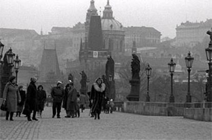 El puente Carlos, de Praga, une la ciudad vieja y el barrio de Malá Strana, donde se encuentra el castillo.