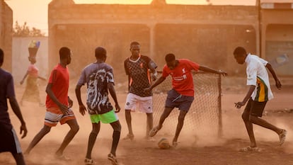 Un grupo de jóvenes juegan al fútbol en Korhogo, al norte de Costa de Marfil, el pasado 17 de enero.