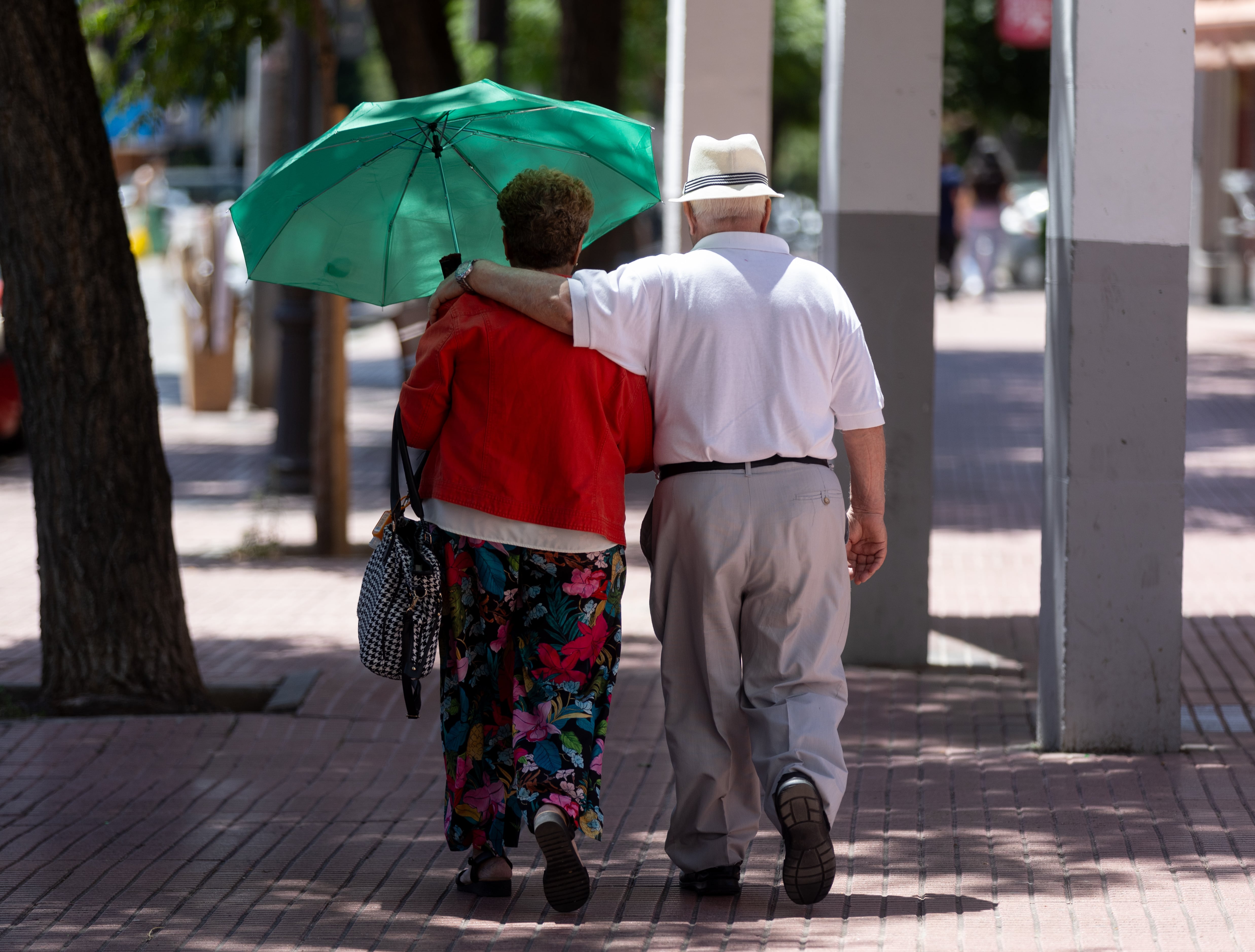 Dos personas mayores pasean por Madrid el 24 de junio de 2024