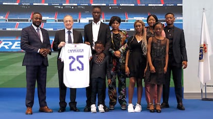 Camavinga, junto a Florentino Pérez y toda su familia, este miércoles en la presentación con el Real Madrid.