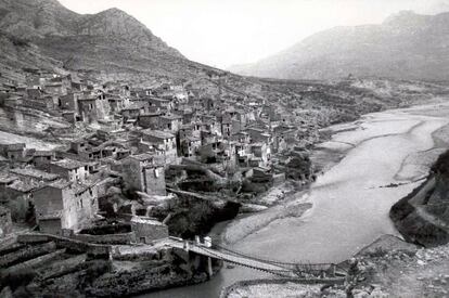 Vista general de Tragó de Noguera, a orillas de el río Noguera Ribagorçana, a mediados del siglo pasado.