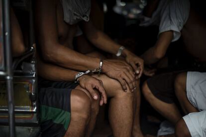 El presidente filipino Rodrigo Duterte ganó las elecciones el pasado años en gran parte por su promesa de acabar con el tráfico de drogas ilegales de su país dentro d eun plazo de 3 a 6 meses, diciendo que acabaría con miles de personas. En la imagen, varias personas permanecen detenidas por la policía.