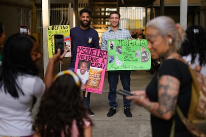 Ysqueibel Peñaloza y Ángel Bolívar con las pancartas que usaron sus familiares durante las protestas para exigir su liberación, en su reencuentro en Valencia, Venezuela.