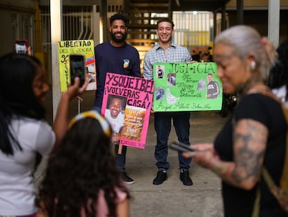 Ysqueibel Peñaloza y Ángel Bolívar con las pancartas que usaron sus familiares durante las protestas para exigir su liberación, en su reencuentro en Valencia, Venezuela.