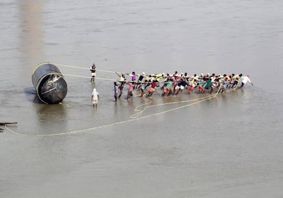 Labores de construcción de un puente temporal sobre el río Ganges, en Allahabad (India) con motivo del festival Magh Mela durante el cual los devotos hindúes toman un baño en las aguas de dicho río.