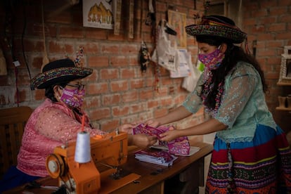 María Luisa Romaní de 51 años confecciona las mascarillas en su antigua máquina de coser, para sobrellevar la cuarentena que paralizó las ventas de arte sarhuino. 
