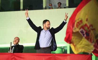 El presidente de Vox, Santiago Abascal, celebra los resultados del partido en las elecciones generales.