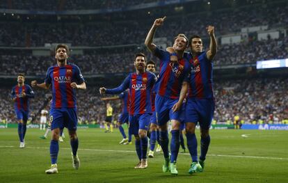 Ivan Rakitic celebra con sus compañeros su gol y segundo del Barcelona.