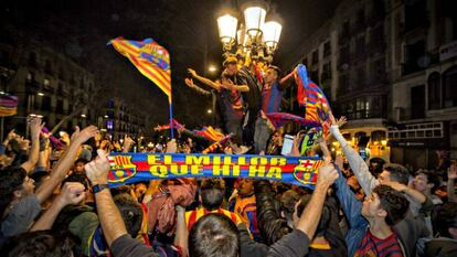 Torcedores cul&eacute;s festejam virada do Bar&ccedil;a.