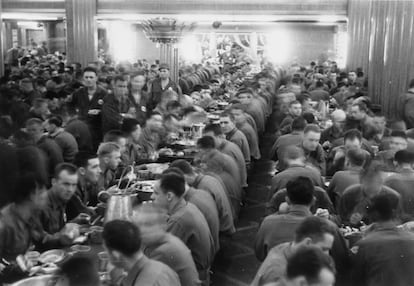 Soldados americanos cenando en el lujoso comedor del buque durante la Segunda Guerra Mundial, cuando el Queen Mary transportaba tropas.