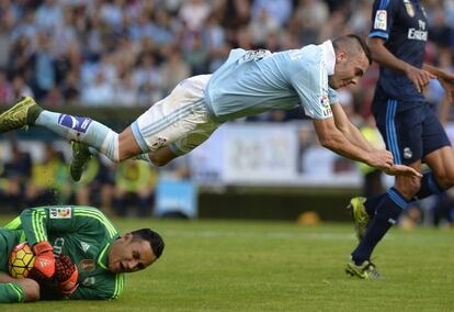 Parada de Keylor Navas durante el partido.