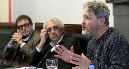 Manuel Rivas, en primer plano, junto a Juan Barja y Enrique Anaut.