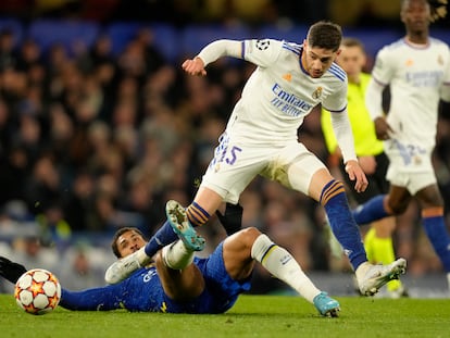 Valverde, en una pugna con Loftus-Cheek, este miércoles en Stamford Bridge.