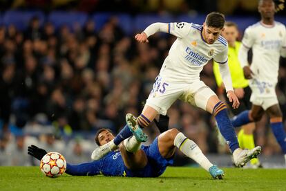 Valverde, en una pugna con Loftus-Cheek, este miércoles en Stamford Bridge.