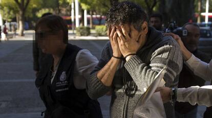 Agentes trasladan al acusado a los juzgados de Sevilla, el pasado marzo.