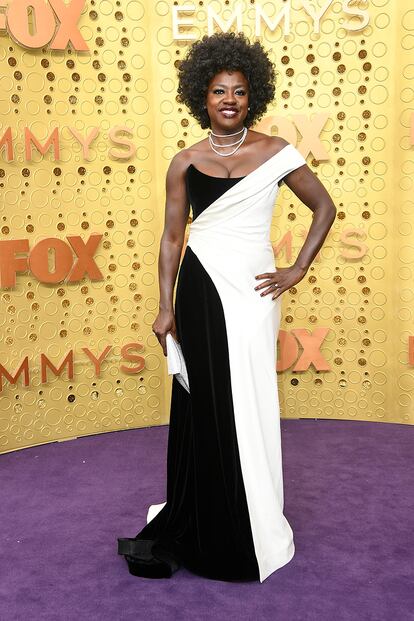 Viola Davis, con peinado afro y de Alberta Ferretti.