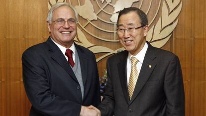 Christopher Ross junto al exsecretario general de la ONU. Ban Ki-moon, en 2009.