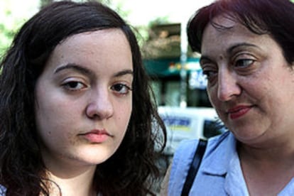 Milagros Rodríguez junto a su hija Jessica, una de las víctimas sin ayuda oficial.