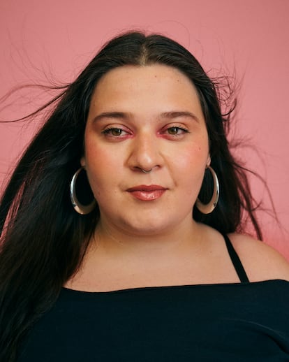 <b>JESSE R. GARCÍA (estudiante, 19 años).</b> Se reivindica como chica trans y bisexual. Y celebra el aumento de la visibilidad 'bi', que ve muy necesario. “Desde hace unos años, están surgiendo muchos más referentes. Es muy importante porque se nota mucho haber crecido con ellos o sin ellos”, dice la estudiante.
