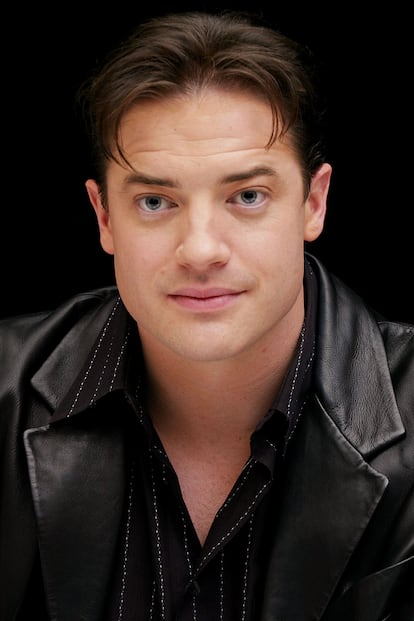 7. Denuncia por acoso sexual. En 2003 esta denuncia pasó un pelín desapercibida, pero volvió a salir a la palestra en marzo de 2018 a través de una entrevista concedida por Brendan Fraser a la revista GQ. Según el actor, el periodista Philip Berk, que se convertiría dos años después en presidente de la HFPA, se le acercó en una fiesta y, sin mediar palabra, le agarró del culo y le tocó, metiéndole el dedo entre la zona de los testículos y el ano. Berk escribió en su autobiografía que sólo le había pellizcado el culo en plan broma. Pero aún así admitió haber enviado un escrito a la HFPA pidiendo disculpas por lo ocurrido. Tras la entrevista en la que Brendan Fraser reconoció haberse sentido traumatizado desde entonces, la HFPA volvió a emitir un comunicado confirmando que el acto fue inapropiado pero no podía tildarse de acoso sexual, y que el actor había continuado asistiendo a los eventos de la HFPA sin mayor problema, incluidos los Globos de Oro. Fraser se había visto animado por el movimiento #MeToo que, paradójicamente para él, había obtenido gran repercusión en la última gala de los Globos, desde los gags del presentador Seth Meyers al enfurecido speech de Oprah Winfrey, entre otras muchas alusiones.