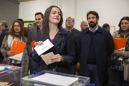 La candidata de Ciudadanos al Congreso por Barcelona Inés Arrimadas ejerce su derecho al voto para las elecciones generales del 28-A en el colegio Ausiàs March de Barcelona. 