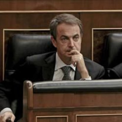 El presidente del Gobierno, José Luis Rodríguez Zapatero (i), que asistió en el pleno del Congreso al debate de la prórroga solicitada por el Ejecutivo del estado de alarma para garantizar la prestación del servicio aéreo, acompañado del vicepresidente primero del Gobierno, Alfredo Pérez Rubalcaba y la vicepresidenta económica, Elena Salgado.