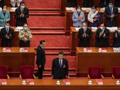 Los delegados aplauden al presidente chino, Xi Jinping, y el primer ministro Li Keqiang en la sesión de clausura de la Asamblea Popular Nacional de China, el 28 de mayo en Pekín.