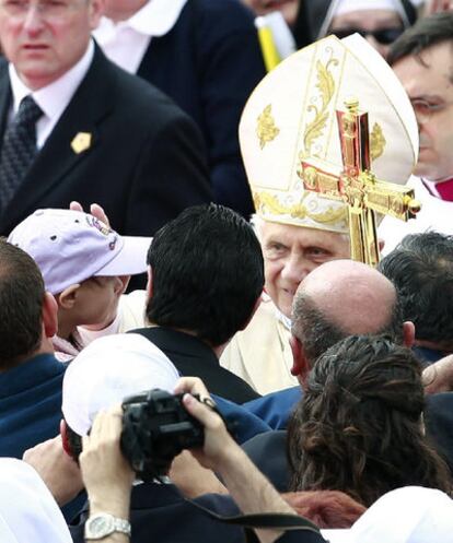 El papa Benedicto XVI bendice a un niño, ayer durante su visita a Malta.