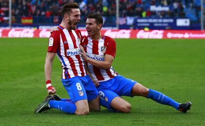 Saúl celebra su gol junto a Lucas.