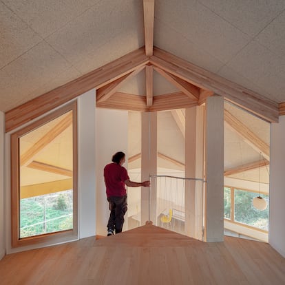 Una escalera central permite ascender hasta el altillo de la vivienda, donde se ubica la habitación de matrimonio.