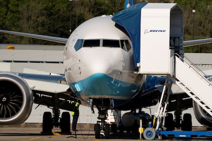 FILE PHOTO: A Boeing 737 MAX 8, the first jet intended for use by a Chinese airline to be returned to its manufacturer, sits parked at Boeing Field, as trade tensions escalate over U.S. tariffs with China, in Seattle, Washington, U.S. April 22, 2025. REUTERS/David Ryder/File Photo