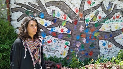 La directora de Espacio Mujeres, Marilú Rasso, en el patio del refugio en agosto.