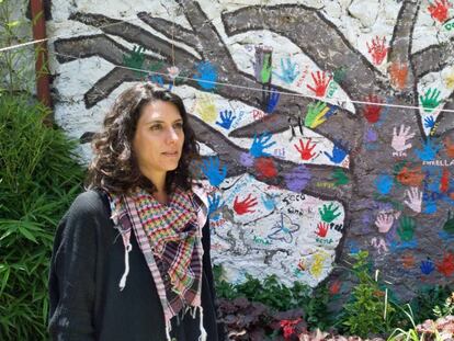 La directora de Espacio Mujeres, Marilú Rasso, en el patio del refugio en agosto.