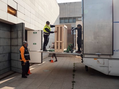 Carga de las últimas obras del Museo de Lleida con destino a Barbastro, el pasado 10 de marzo.