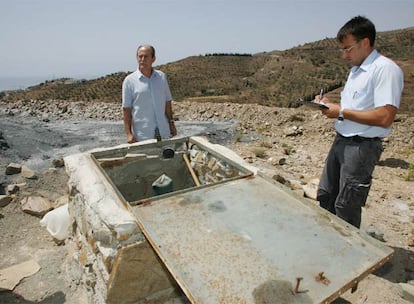 Agentes de la Agencia del Agua inspeccionan un pozo de Málaga para controlar extracciones ilegales.