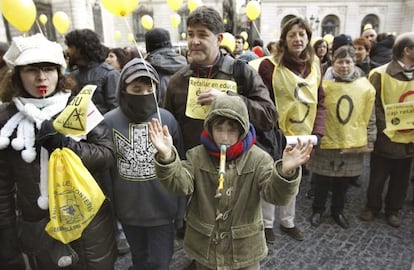 Padres e hijos también se unieron a la manifestación de la comunidad educativa en la plaza de Sant Jaume de Barcelona.