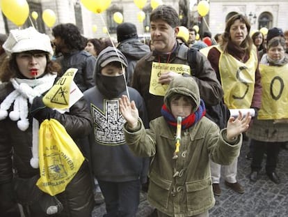 Padres e hijos también se unieron a la manifestación de la comunidad educativa en la plaza de Sant Jaume de Barcelona.