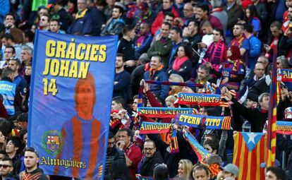 Aficionados FC Barcelona con una pancarta de recuerdo a Johan Cruyff minutos antes del incio del partido en el Camp Nou