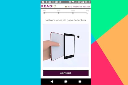 Lo primero que debemos hacer es escanear los datos del pasaporte con la cámara de fotos del smartphone. La app nos guía en todo el proceso, y la lectura de datos es muy rápida. Con esta información ya podemos pasar a conectar el mócvil con el chip NFC con el que cuenta el Pasaporte electrónico.