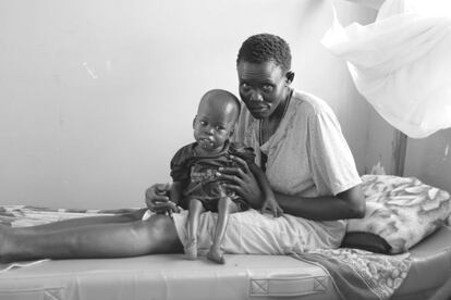 Una mujer cuida a su hijo hospitalizado en el recinto de MSF en Dzaipi por un grave caso de malnutrición.