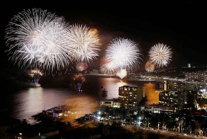 Los fuegos artificiales explotan durante el espectáculo pirotécnico para celebrar el Año Nuevo en la ciudad costera de Viña del Mar (Chile).