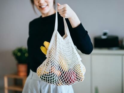 Evitar las bolsas de plástico en la compra es una buena forma de empezar una rutina más sostenible. GETTY IMAGES.