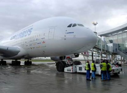 Preparativos del A380 en Toulouse para realizar un vuelo con 200 periodistas de todo el mundo.