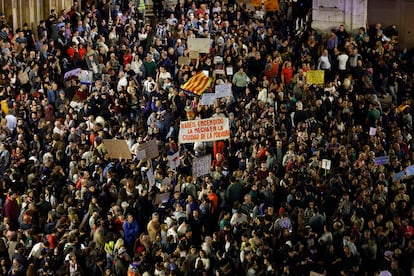 "Habéis encendido la mecha en la ciudad de la pólvora" dice uno de los carteles de la protesta en el centro de Valencia.