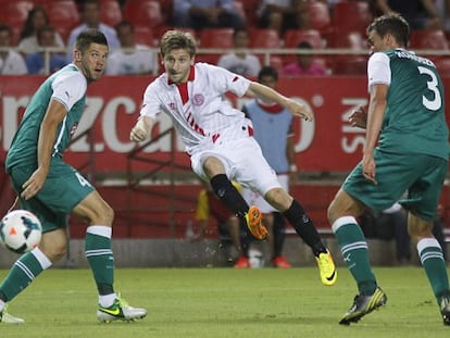 Marin lanza para marcar el segundo gol del Sevilla